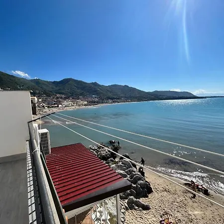 Casa Marina,la Terrazza Sul Mare Bed & Breakfast